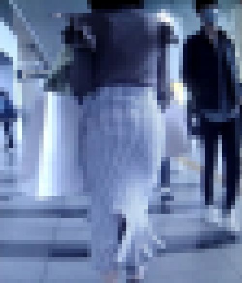 タイトスカートを履いた極上激カワ美女が爆尻ふって歩いてるよ　サンプル画像1