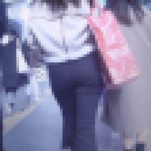 超激カワ極上美人女子大生がスキニーパンツ履いてめちゃくちゃ大きいお尻をパンパンにさせて歩いているよ　サンプル画像1