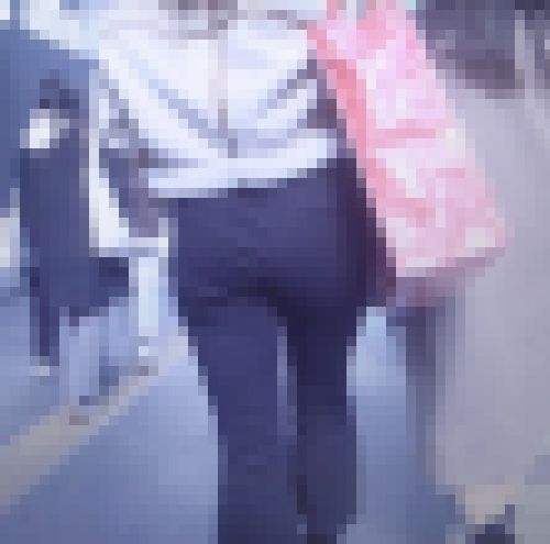 超激カワ極上美人女子大生がスキニーパンツ履いてめちゃくちゃ大きいお尻をパンパンにさせて歩いているよ　サンプル画像2