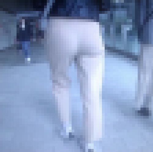 超美爆尻の極上美女がスキニースラックスピタピタに食い込ませて歩いている姿がエロすぎる　サンプル画像2