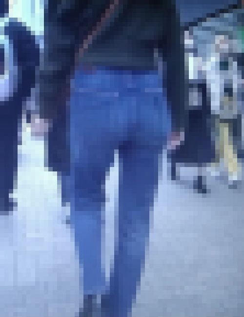超絶クビレ美巨尻の極上美女がタイトデニム履いてめちゃくちゃカラダをクネらせながら歩く姿がエロ過ぎる サンプル画像2