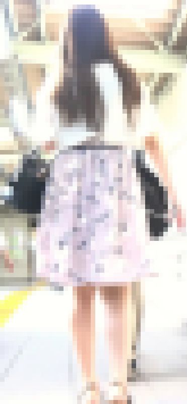 [★新作]パンチラ盗撮 OLさん 白いTバックを無理やり接近撮影 尻が丸見え　サンプル画像1