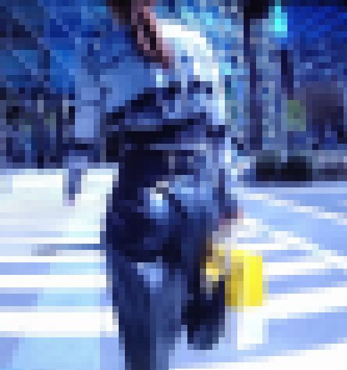 超スーパーハイスペック美女が激エロ密着型タイトレザーパンツ履いて歩く姿にフル勃起　サンプル画像2