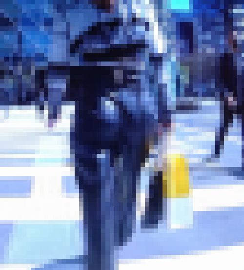 超スーパーハイスペック美女が激エロ密着型タイトレザーパンツ履いて歩く姿にフル勃起　サンプル画像3