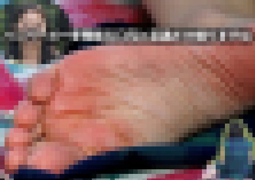 ハンバーガーを頬張る口元と足裏だけ撮りますね　サンプル画像1