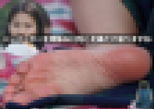 ハンバーガーを頬張る口元と足裏だけ撮りますね　サンプル画像2