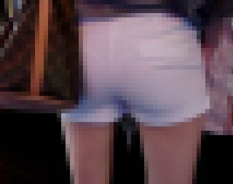 【FHD】薄い短パンでパンティー透けちゃってます! サンプル画像3