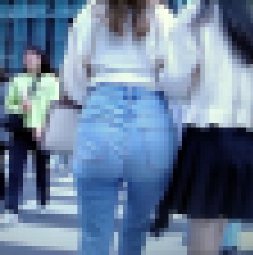 超激エロ美爆桃尻のセクシー美人お姉さんがデニムをパンパンに膨らませて歩く姿がエロ過ぎる　サンプル画像2