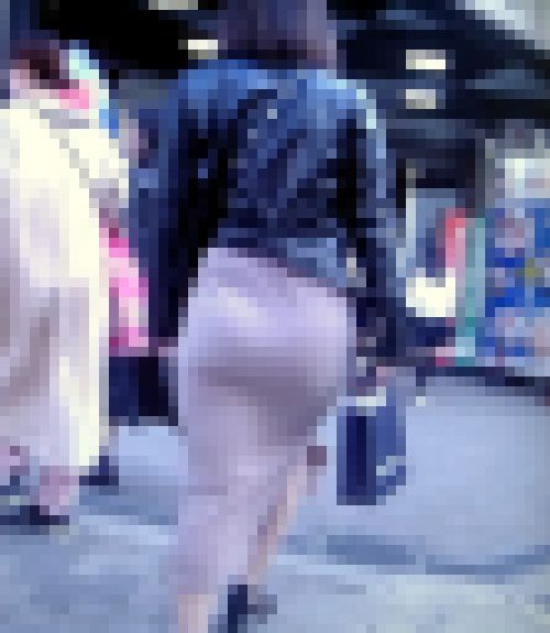 タイトスカートを履いた極上美人お姉さんのTバック美巨尻肉がエロ過ぎる サンプル画像3