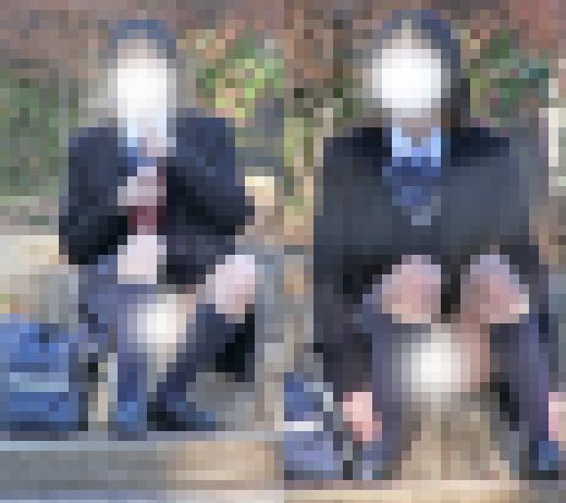 バレ・・た?女子校生の蔑んだ視線と丸見えパンティ サンプル画像2