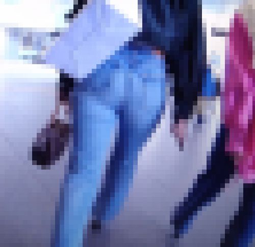 超激かわ美女か密着型タイトデニムを履いて美巨尻パンパンにさせて歩く姿がイヤらしい サンプル画像2