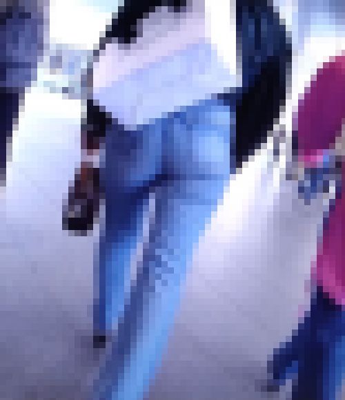 超激かわ美女か密着型タイトデニムを履いて美巨尻パンパンにさせて歩く姿がイヤらしい サンプル画像3