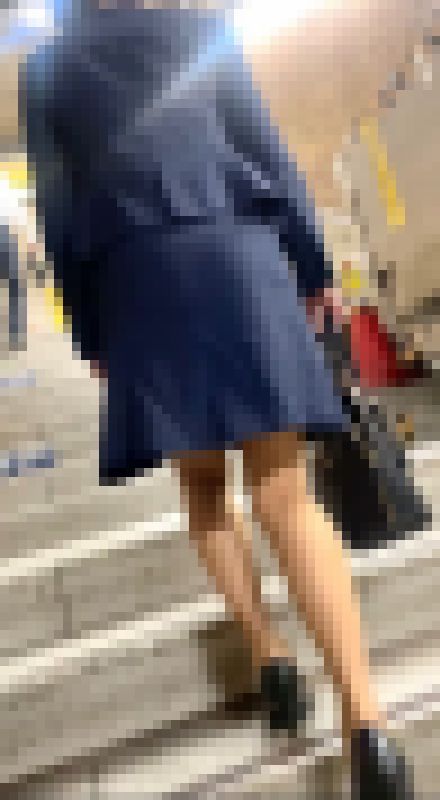 紺と黒の2人組キャリア系スーツOLさんの階段登り。　サンプル画像2