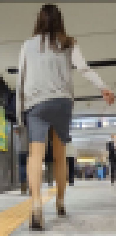 強烈なバックスリットのタイトミニOL現る！　サンプル画像2