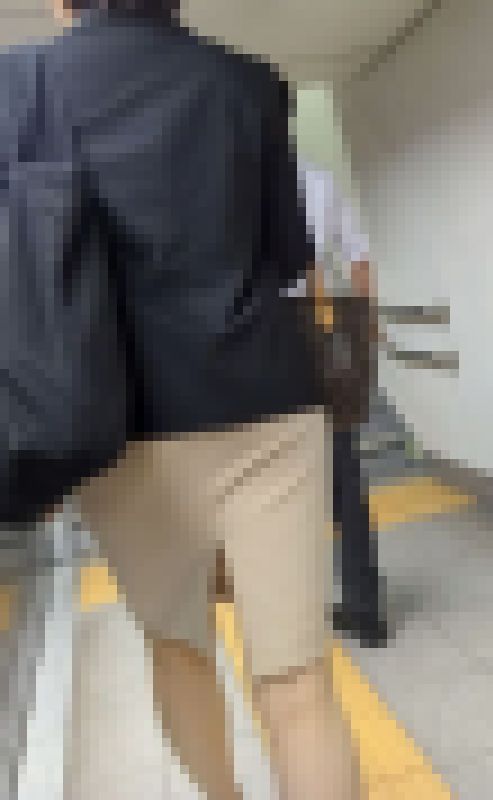 際どいバックスリットを見せつけるベージュタイスカOL！　サンプル画像1