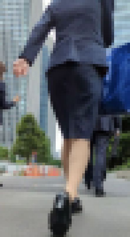 長身のスーツOLがエスカと階段駆け上がり！　サンプル画像3