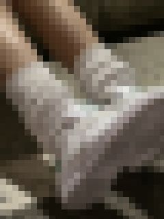 屋外でも悪臭漂うショートルーズと紺ハイソw　サンプル画像1