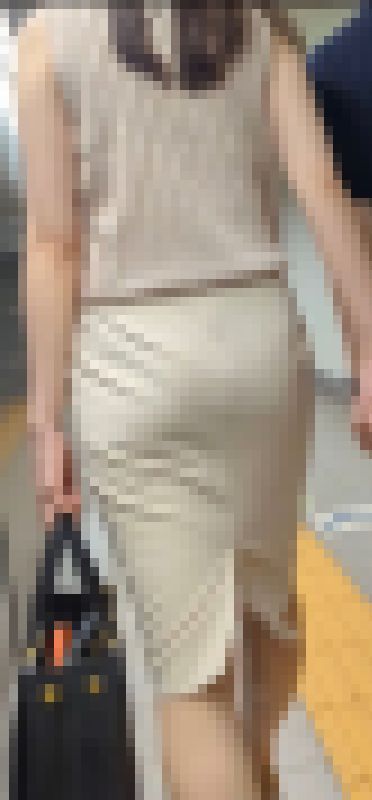 PラインクッキリのベージュタイトスカートOLを追跡！　サンプル画像3