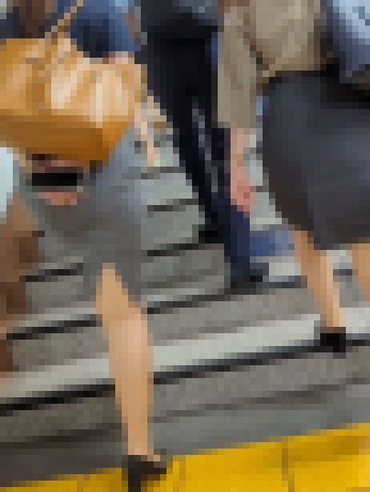 夏の地下鉄にてタイトスカートOL2人組！　サンプル画像1