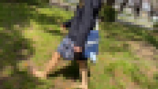 【完全裸足】第27弾！春の公園を裸足で歩く制服女子 part1　サンプル画像1
