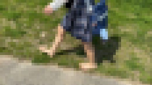 【完全裸足】第27弾！春の公園を裸足で歩く制服女子 part1　サンプル画像3