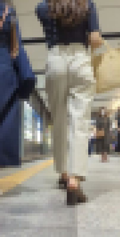 クッキリ透けている白タイトパンツOLさんの歩行! サンプル画像1
