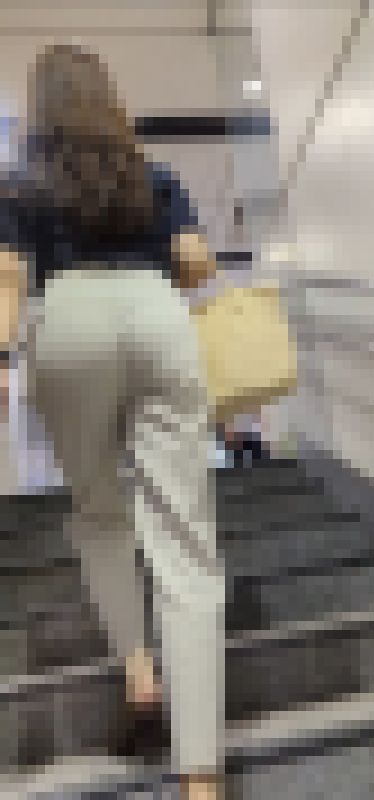 クッキリ透けている白タイトパンツOLさんの歩行! サンプル画像2