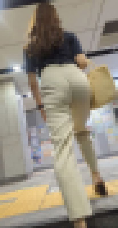 クッキリ透けている白タイトパンツOLさんの歩行! サンプル画像3