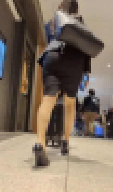 スーツケースと格闘するタイトミニのリクルートOLさん！　サンプル画像1