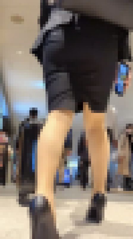 スーツケースと格闘するタイトミニのリクルートOLさん！　サンプル画像2