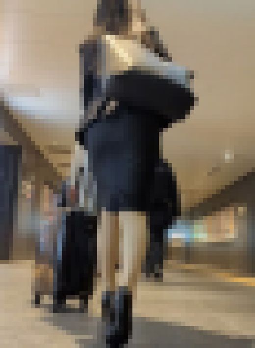 スーツケースと格闘するタイトミニのリクルートOLさん！　サンプル画像3