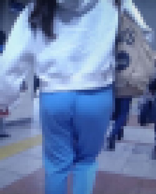 超激エロヒップの美人お姉さんがピタパン履いて歩く姿がイヤらしい(2名収録)　サンプル画像1