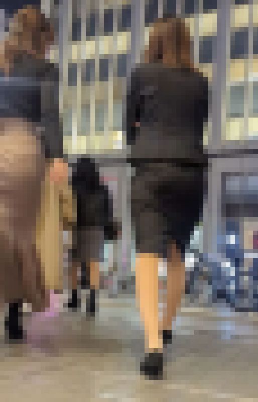 スーツとロングタイスカ、夜の街のOLコンビ！　サンプル画像1