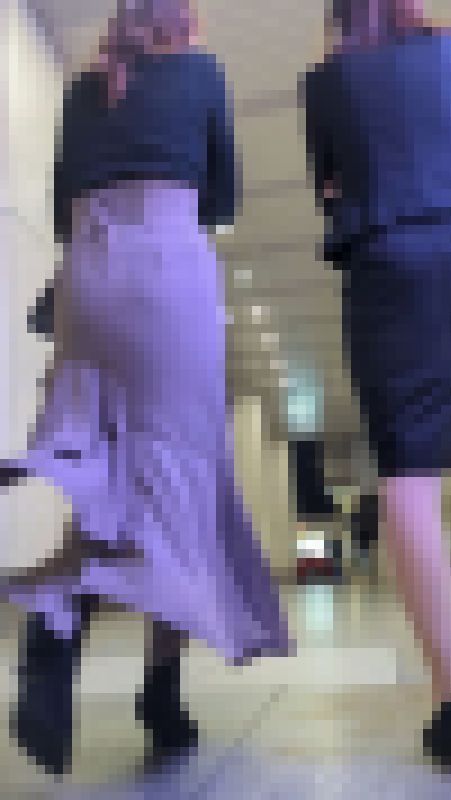 スーツとロングタイスカ、夜の街のOLコンビ！　サンプル画像3