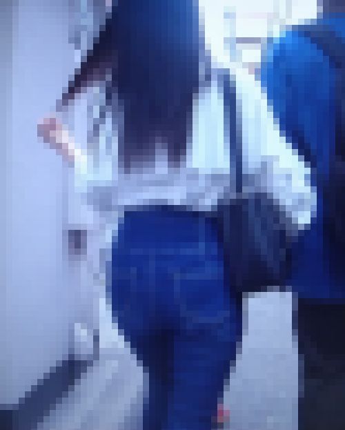 ハイウエストスキニーデニム履いた美人お姉さんとデニム履いたセクシー美女(2名収録) サンプル画像3