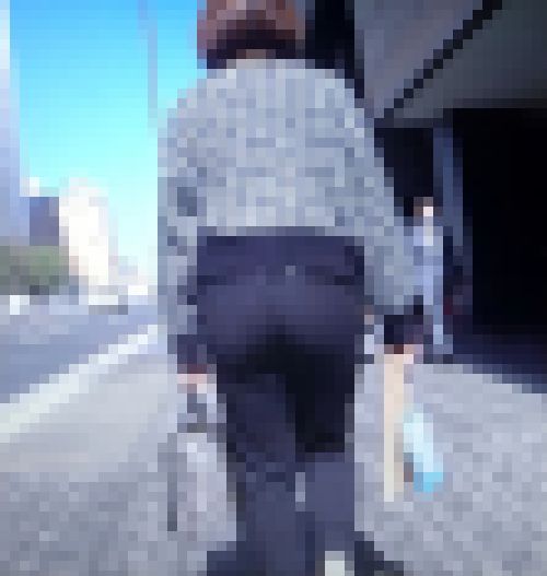 化粧品メーカーの美人OLが美爆尻プルンプルンさせて歩いてるよ サンプル画像1