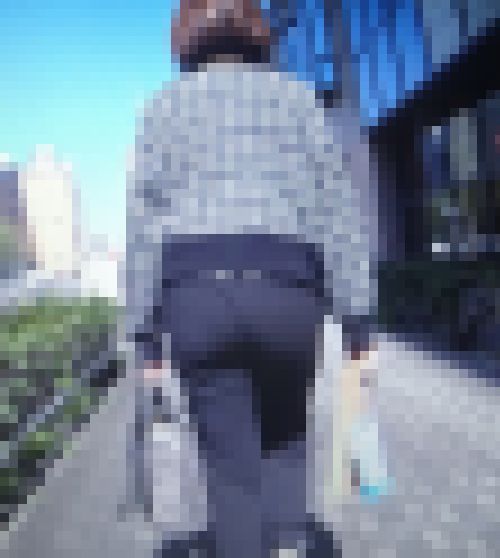 化粧品メーカーの美人OLが美爆尻プルンプルンさせて歩いてるよ サンプル画像2