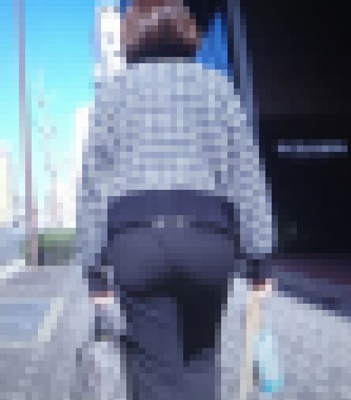 化粧品メーカーの美人OLが美爆尻プルンプルンさせて歩いてるよ サンプル画像3
