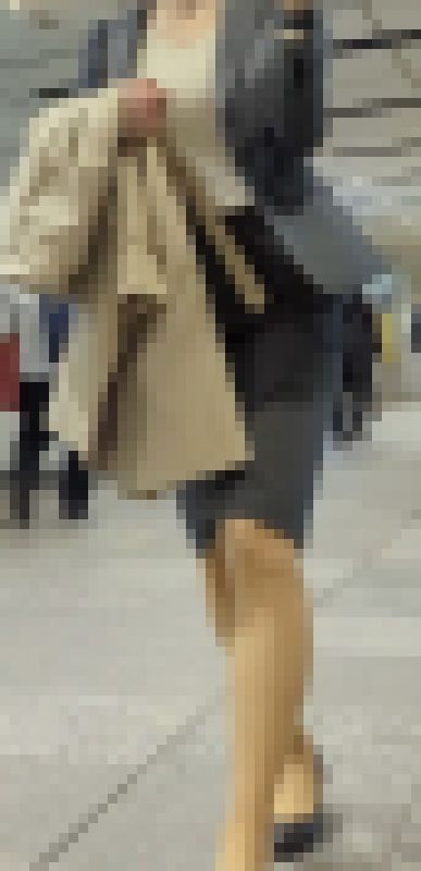 グレーと黒のスーツOLお姉さん二人組!(…私はグレー派) サンプル画像3