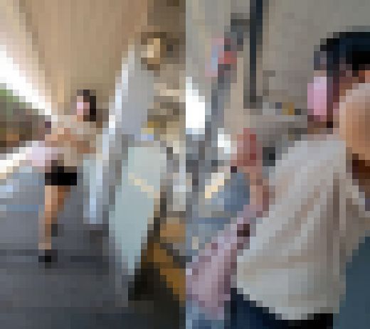 ギャルのニットの袖奥に覗くブラチラとジョリ腋を超接写　サンプル画像1