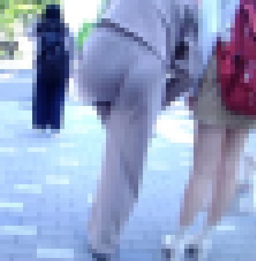 激カワ美人お姉さんがスウェットパンツ履いてとんでもなくイヤらしい美巨尻肉の食い込み見せつけてくれてるよ サンプル画像1