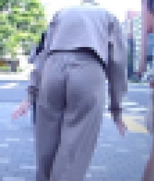 激カワ美人お姉さんがスウェットパンツ履いてとんでもなくイヤらしい美巨尻肉の食い込み見せつけてくれてるよ サンプル画像3