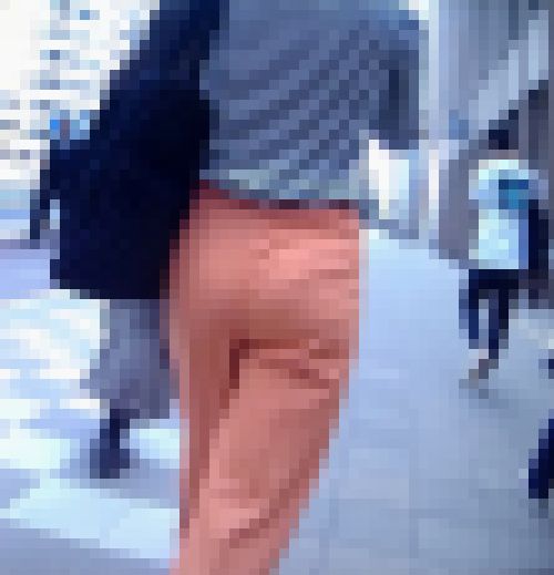 清楚系の極上美女がタイトスラックス履いて美巨尻強調させて歩く姿がイヤらしい　サンプル画像1