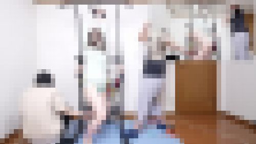 全身をドラムのように叩き責められ、ぶら下がり健康器具がグラングランするほど暴れまくる女子さん（完全オリジナル）　サンプル画像3