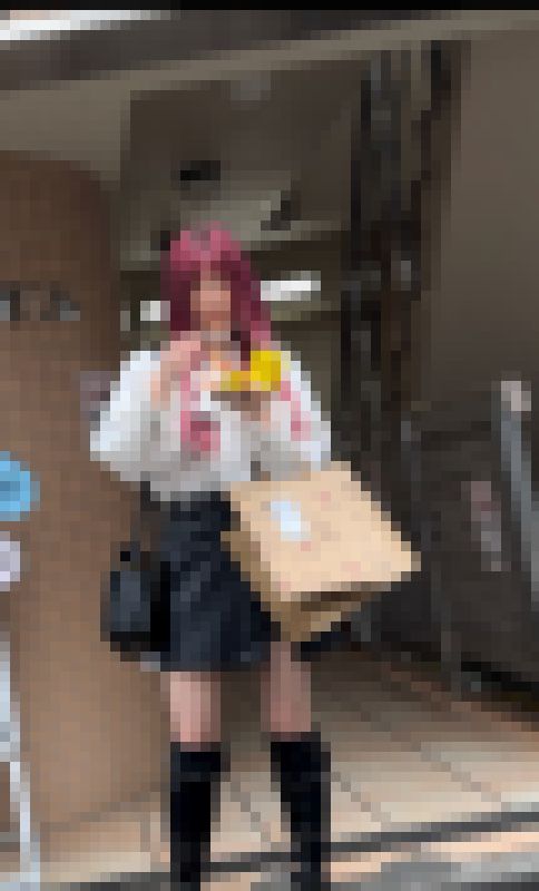ものすごくエロく、ウィンナーを食べる女、フェラ顔、アヘ顔【4K上物追跡粘着】　サンプル画像1