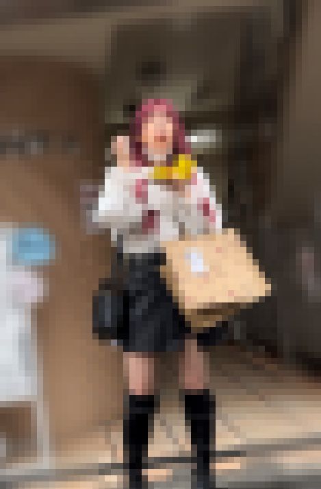 ものすごくエロく、ウィンナーを食べる女、フェラ顔、アヘ顔【4K上物追跡粘着】　サンプル画像2
