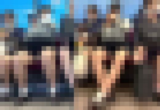 行儀の悪い肉感ミニスカ脚　サンプル画像1