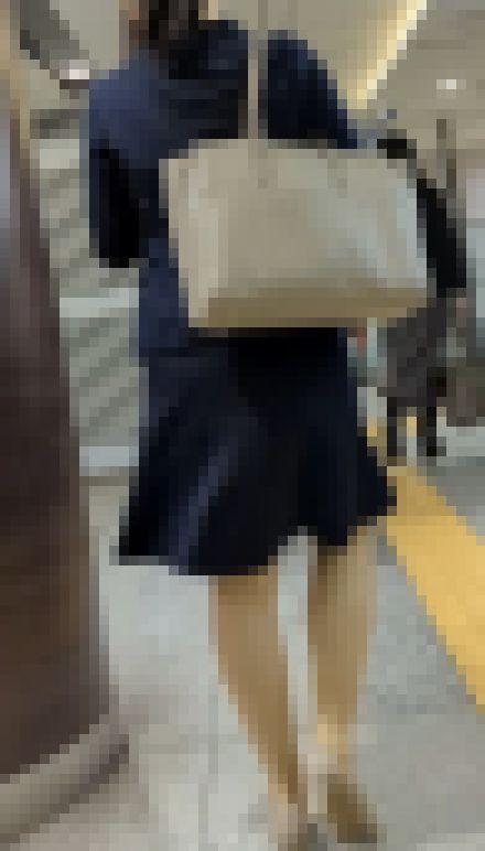 ヒラヒラスカートとスベスベの美脚OLさんに春を感じました。 サンプル画像1