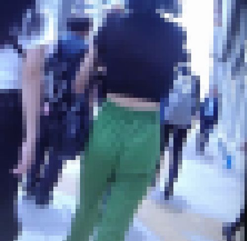 超激カワスタイル抜群の美女がヘソ出しピタパンでクビレライン強調させて歩いてるよ　サンプル画像2