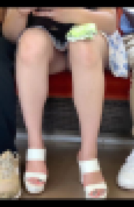 【再販】足を大胆に開いて・・・可愛いバックを持っています。にしてもセクシーな座り方をしたカップル女子。【7】　サンプル画像3